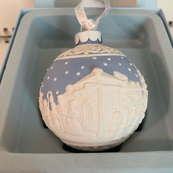 Wedgwood Jasperware Christmas Carol Singers Blue White Ornament - Picture 4 of 8